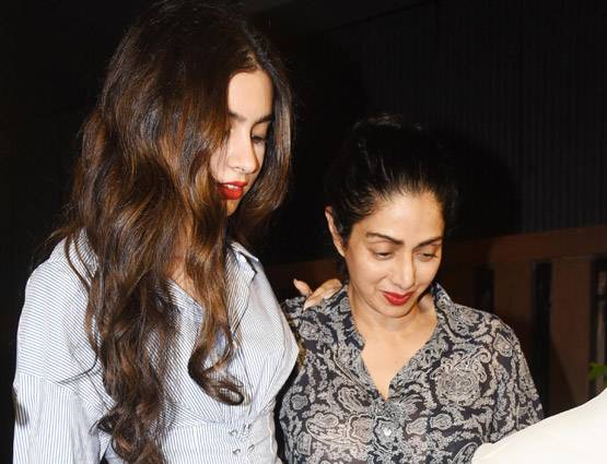 अपनी ही बर्थडे पार्टी में नाइट सूट और बिना मेकअप के दिखीं श्रीदेवी, देखें PHOTOS