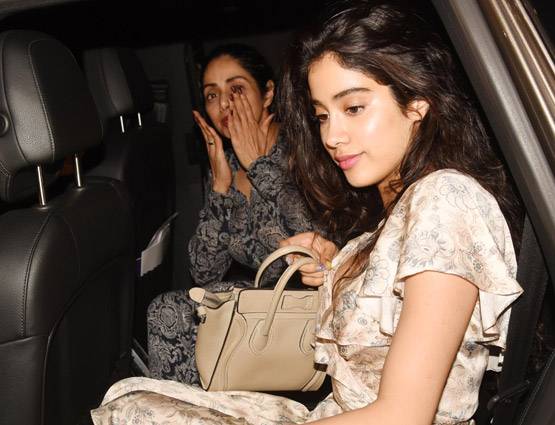 अपनी ही बर्थडे पार्टी में नाइट सूट और बिना मेकअप के दिखीं श्रीदेवी, देखें PHOTOS