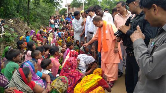 गोरखपुर में बाढ़ का कहर, मोटर बोट से पहुंचे CM योगी