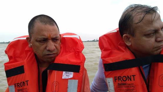 गोरखपुर में बाढ़ का कहर, मोटर बोट से पहुंचे CM योगी