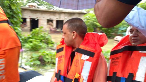 गोरखपुर में बाढ़ का कहर, मोटर बोट से पहुंचे CM योगी