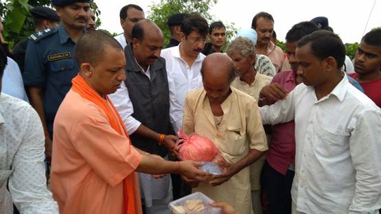 गोरखपुर में बाढ़ का कहर, मोटर बोट से पहुंचे CM योगी