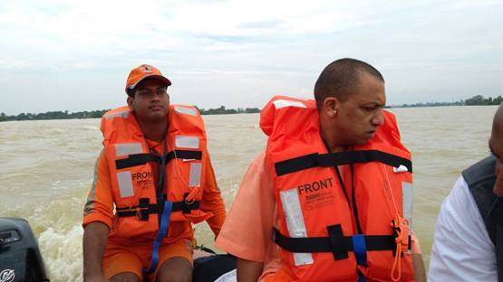 गोरखपुर में बाढ़ का कहर, मोटर बोट से पहुंचे CM योगी