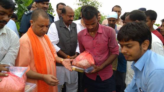 गोरखपुर में बाढ़ का कहर, मोटर बोट से पहुंचे CM योगी