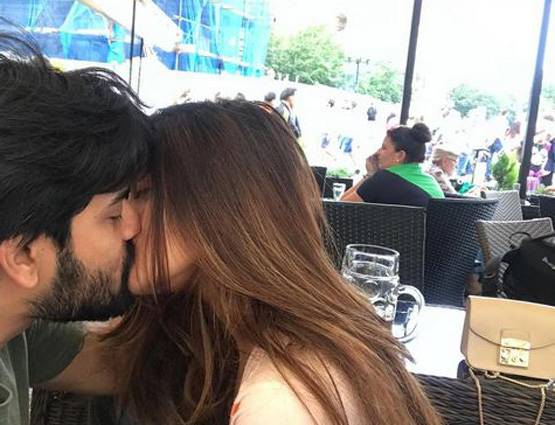 रिया सेन ने पब्लिक में अपने हसबैंड को किया किस, देखें PHOTO