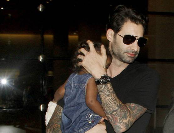 बेटी के साथ एयरपोर्ट पर दिखीं MOMMY सनी लियोनी, देखें क्यूट PHOTOS