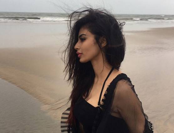 कई साल पहले फिल्मों में दिखी हैं मौनी, जानें TV की नागिन की 10 बातें