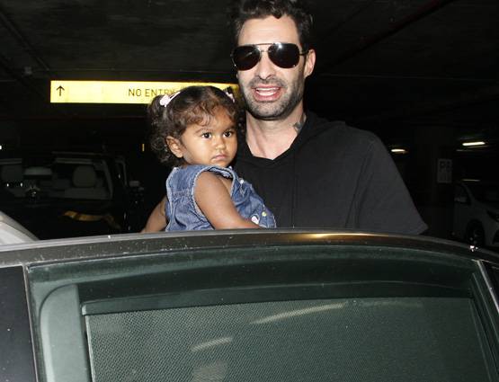 बेटी के साथ एयरपोर्ट पर दिखीं MOMMY सनी लियोनी, देखें क्यूट PHOTOS