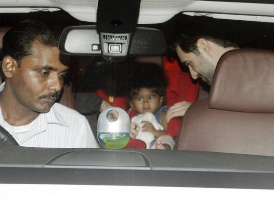 बेटी के साथ एयरपोर्ट पर दिखीं MOMMY सनी लियोनी, देखें क्यूट PHOTOS