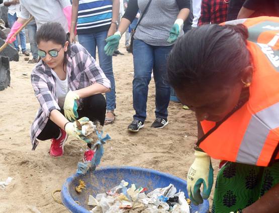 PICS: मुंबई के वर्सोवा बीच पर अनुष्का शर्मा का दिखा अलग ही रूप