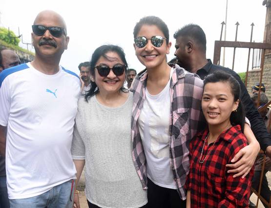 PICS: मुंबई के वर्सोवा बीच पर अनुष्का शर्मा का दिखा अलग ही रूप