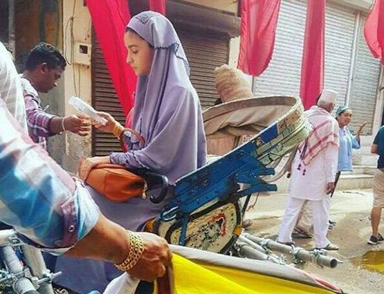 बुरका पहनकर रिक्शे की सवारी, जानिए किसलिए आलिया ने किया ऐसा?
