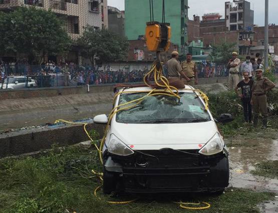 मिनटों में भरभराकर गिर गया कूड़े का पहाड़, देखें PHOTOS