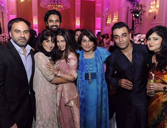 रिसेप्शन में ट्रेडिशनल से ग्लैमरस रहा रिया सेन का लुक, PHOTOS वायरल