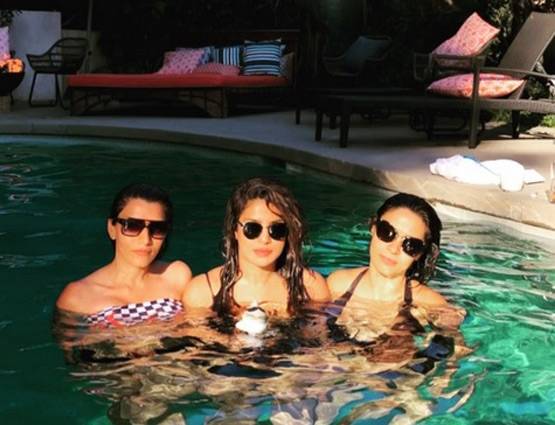 PICS: बिकिनी में फिर दिखीं प्रियंका, दोस्तों के साथ फोटो की शेयर