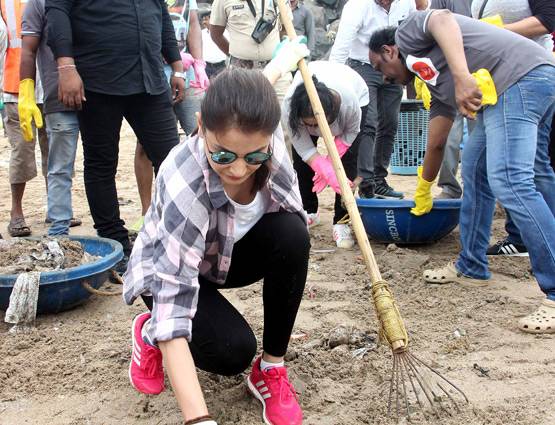 PICS: मुंबई के वर्सोवा बीच पर अनुष्का शर्मा का दिखा अलग ही रूप