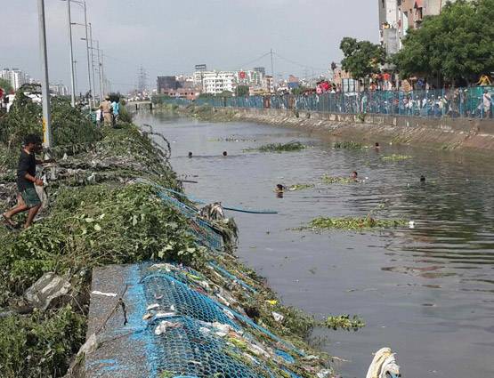 मिनटों में भरभराकर गिर गया कूड़े का पहाड़, देखें PHOTOS