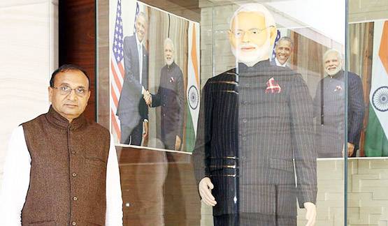 मोदी ने पहना था ये नेमप्रिंट सूट, इतने करोड़ में हुई थी नीलामी, जानें किसने और कितने में खरीदा