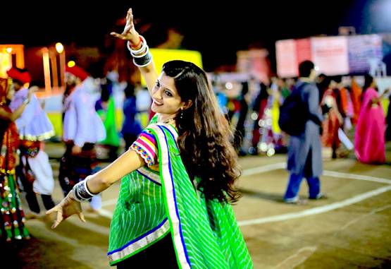 जानें नवरात्रि में किस दिन पहना जाता है कौन से रंग का कपड़ा, काला रंग क्यों होता है वर्जित