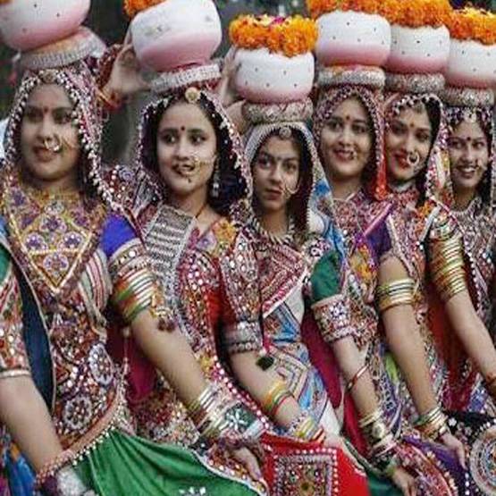 जानें नवरात्र‍ में क्‍यों खेलते हैं गरबा, इसके पीछे की कहानी हैरान कर देगी आपको...