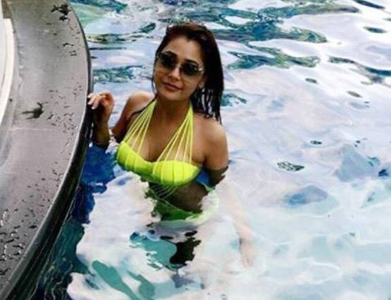 बिकिनी पहन पूल में उतरीं सारा खान, देखें PHOTOS