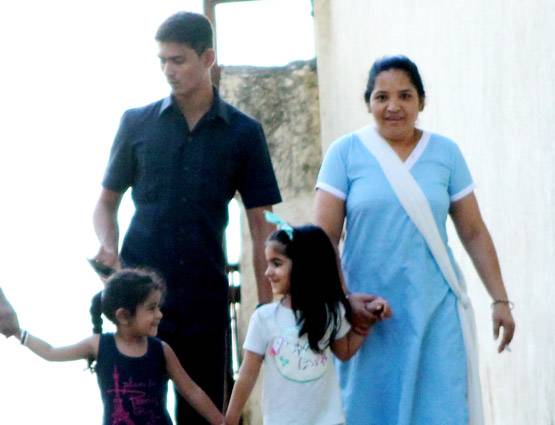 अक्षय-ट्विंकल के बिना सैर पर निकली उनकी लाडली नितारा, दोस्त के साथ की मस्ती