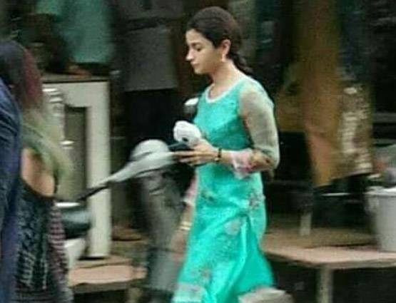 बुरका पहनकर रिक्शे की सवारी, जानिए किसलिए आलिया ने किया ऐसा?