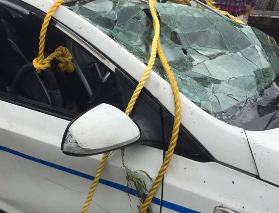 मिनटों में भरभराकर गिर गया कूड़े का पहाड़, देखें PHOTOS