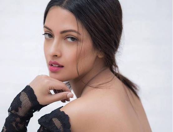 रिया सेन ने पब्लिक में अपने हसबैंड को किया किस, देखें PHOTO