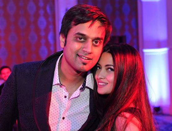 रिसेप्शन में ट्रेडिशनल से ग्लैमरस रहा रिया सेन का लुक, PHOTOS वायरल