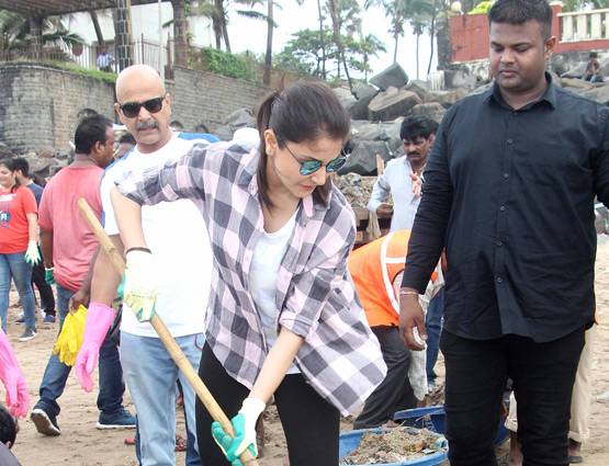 PICS: मुंबई के वर्सोवा बीच पर अनुष्का शर्मा का दिखा अलग ही रूप