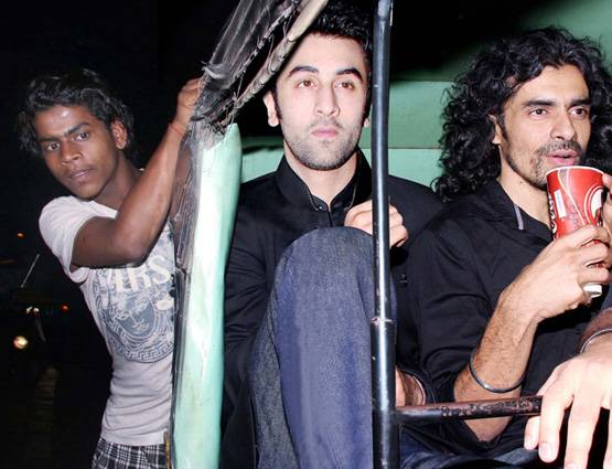 PHOTOS: ऑटो में 'लंच डेट' से लौटीं हेमा मालिनी की प्रेग्नेंट बेटी