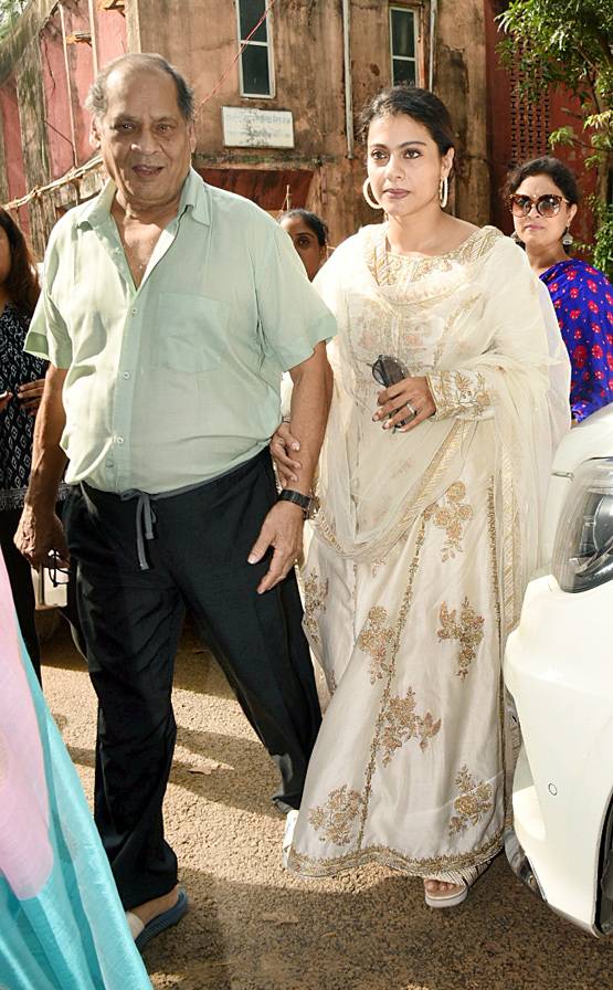 इस अंदाज में दुर्गा पूजा मनाती दिखीं काजोल, अजय नहीं आए नजर