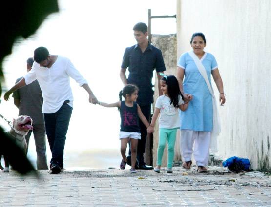 अक्षय-ट्विंकल के बिना सैर पर निकली उनकी लाडली नितारा, दोस्त के साथ की मस्ती