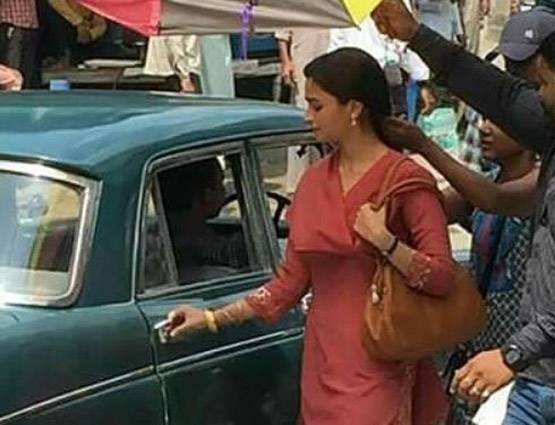 बुरका पहनकर रिक्शे की सवारी, जानिए किसलिए आलिया ने किया ऐसा?