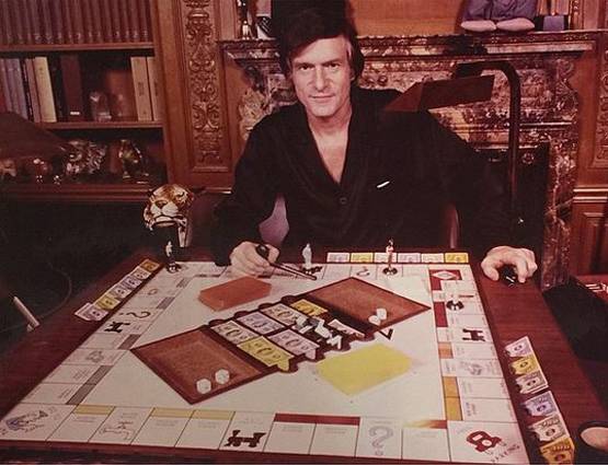 खूबसूरत मॉडल्स के लिए सोने की जेल से कम नहीं था प्लेबॉय मेंशन