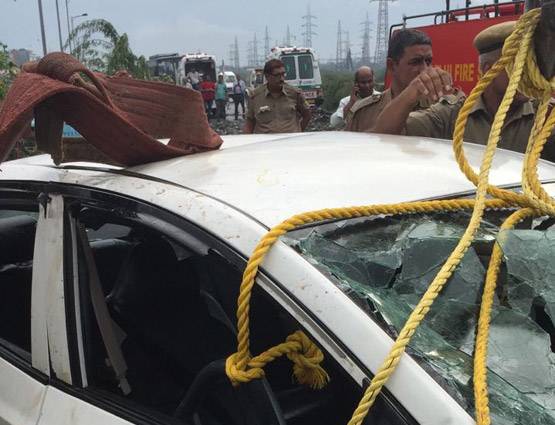 मिनटों में भरभराकर गिर गया कूड़े का पहाड़, देखें PHOTOS