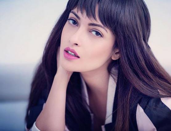 रिया सेन ने पब्लिक में अपने हसबैंड को किया किस, देखें PHOTO