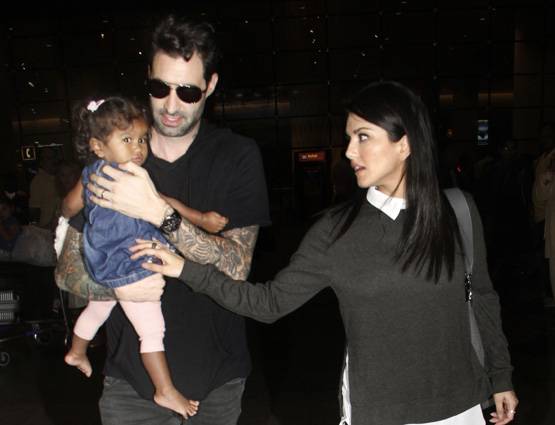 बेटी के साथ एयरपोर्ट पर दिखीं MOMMY सनी लियोनी, देखें क्यूट PHOTOS