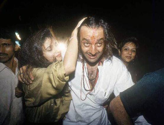 नशे में जख्मी हुए थे संजय, घर ले जाना नहीं भूले शराब की 4 बोतलें