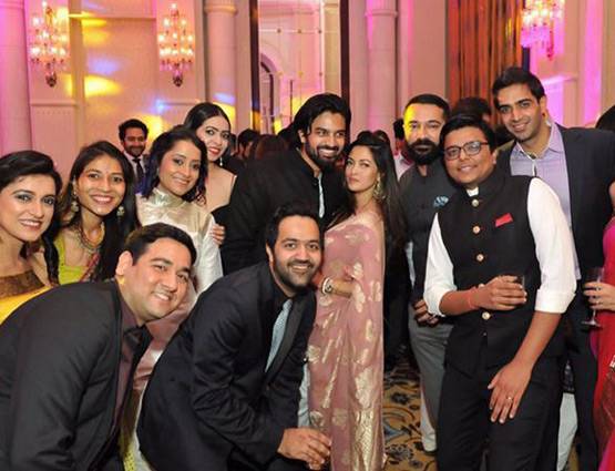 रिसेप्शन में ट्रेडिशनल से ग्लैमरस रहा रिया सेन का लुक, PHOTOS वायरल