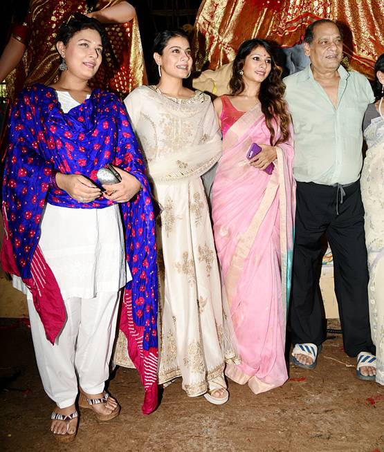 इस अंदाज में दुर्गा पूजा मनाती दिखीं काजोल, अजय नहीं आए नजर