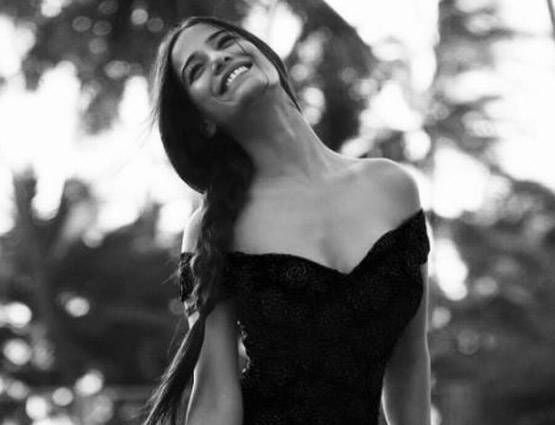 बिकिनी पहन एक बार फिर पूल में उतरीं पूनम पांडे, देखें PHOTOS