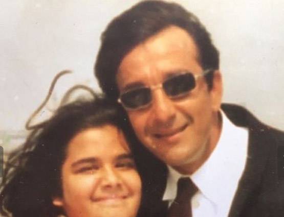 संजय दत्त से अलग रहती हैं उनकी बेटी, देखें बचपन की PHOTOS