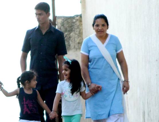 अक्षय-ट्विंकल के बिना सैर पर निकली उनकी लाडली नितारा, दोस्त के साथ की मस्ती