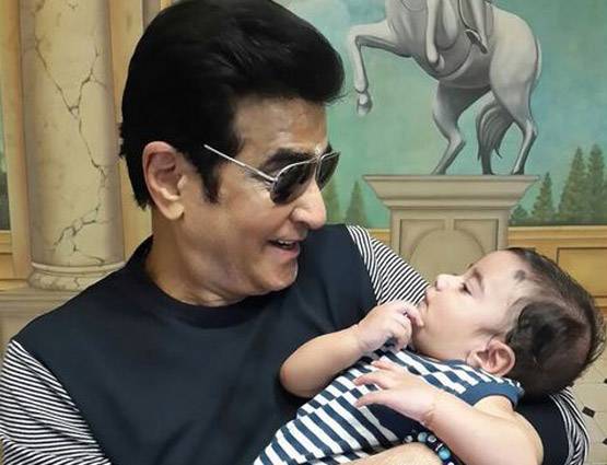 PHOTOS: अपने बेस्ट फ्रेंड से कुछ इस अंदाज में मिले तैमूर अली खान