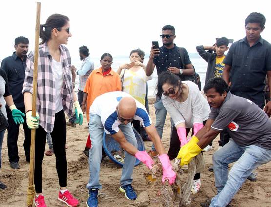 PICS: मुंबई के वर्सोवा बीच पर अनुष्का शर्मा का दिखा अलग ही रूप