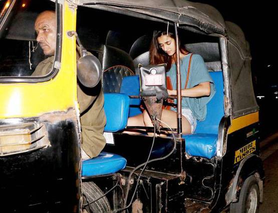 PHOTOS: ऑटो में 'लंच डेट' से लौटीं हेमा मालिनी की प्रेग्नेंट बेटी