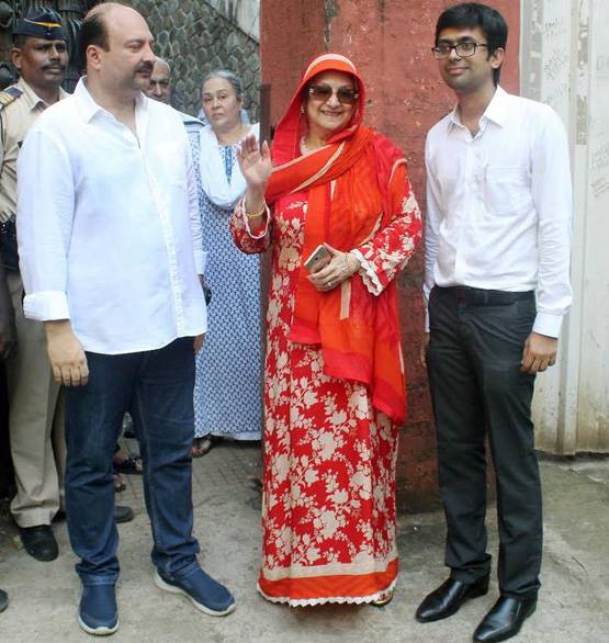 दिलीप कुमार ने जीता 11 साल पुराना केस, चाबी मिलते ही सायरा हुईं खुश