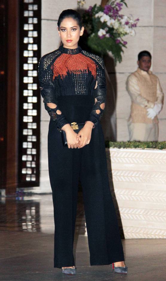 अंबानी की डिनर पार्टी में करीना और जाह्नवी पर टिकीं निगाहें